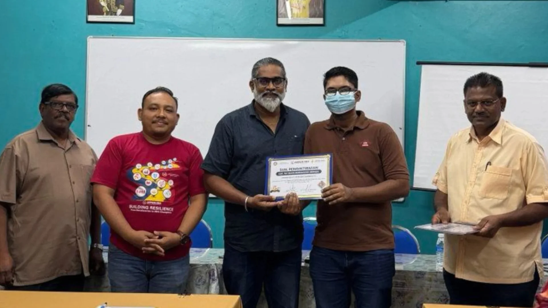Komuniti mendapat manfaat daripada peningkatan produktiviti dan daya tahan belia berisiko.